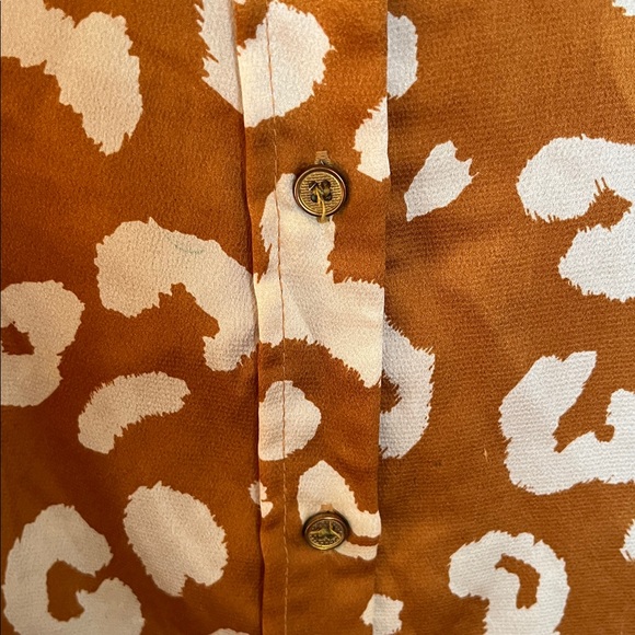 Entro Leopard Hi Lo Button Down Blouse - Picture 3 of 9